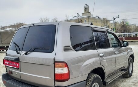 Toyota Land Cruiser 100 рестайлинг 2, 2005 год, 2 030 000 рублей, 3 фотография