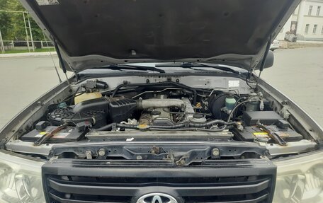 Toyota Land Cruiser 100 рестайлинг 2, 2005 год, 2 030 000 рублей, 11 фотография