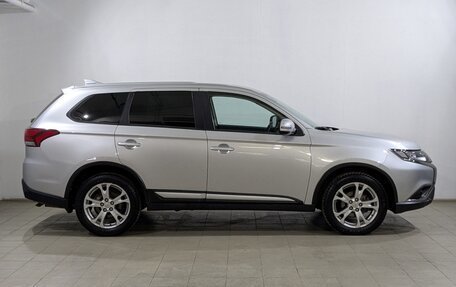 Mitsubishi Outlander III рестайлинг 3, 2020 год, 2 400 000 рублей, 10 фотография