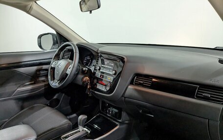 Mitsubishi Outlander III рестайлинг 3, 2020 год, 2 400 000 рублей, 14 фотография