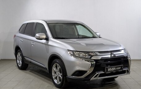 Mitsubishi Outlander III рестайлинг 3, 2020 год, 2 400 000 рублей, 9 фотография