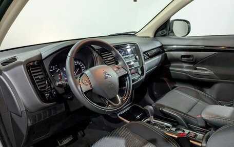 Mitsubishi Outlander III рестайлинг 3, 2020 год, 2 400 000 рублей, 24 фотография