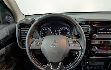 Mitsubishi Outlander III рестайлинг 3, 2020 год, 2 400 000 рублей, 23 фотография