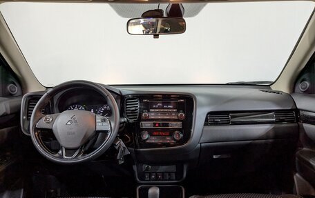 Mitsubishi Outlander III рестайлинг 3, 2020 год, 2 400 000 рублей, 21 фотография