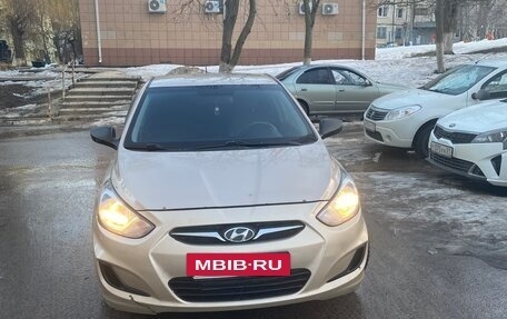 Hyundai Solaris II рестайлинг, 2012 год, 700 000 рублей, 3 фотография