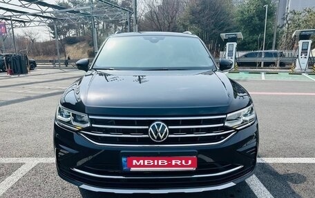 Volkswagen Tiguan II, 2021 год, 3 400 000 рублей, 2 фотография