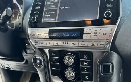 Toyota Land Cruiser Prado 150 рестайлинг 2, 2021 год, 7 750 000 рублей, 6 фотография