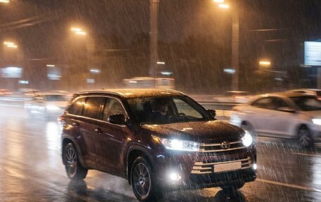 Toyota Highlander III, 2018 год, 3 600 000 рублей, 1 фотография