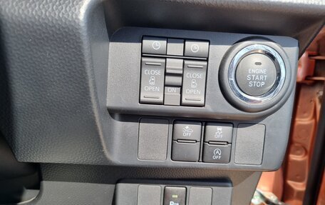 Toyota Roomy I, 2021 год, 1 700 000 рублей, 13 фотография