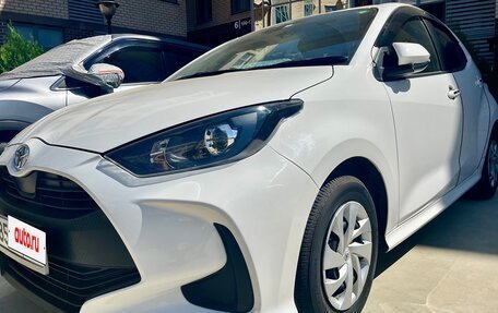 Toyota Yaris, 2022 год, 1 390 000 рублей, 3 фотография