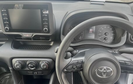 Toyota Yaris, 2022 год, 1 390 000 рублей, 8 фотография