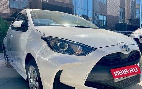 Toyota Yaris, 2022 год, 1 390 000 рублей, 2 фотография