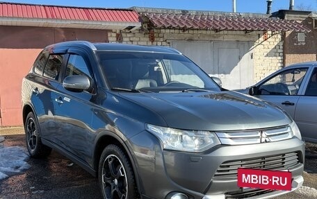 Mitsubishi Outlander III рестайлинг 3, 2014 год, 1 850 000 рублей, 2 фотография