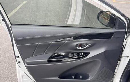 Toyota Yaris XP150 рестайлинг, 2022 год, 1 100 060 рублей, 27 фотография