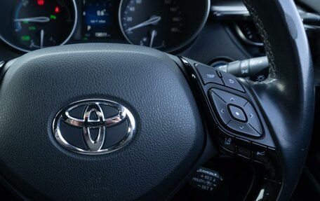 Toyota C-HR I рестайлинг, 2018 год, 2 000 000 рублей, 22 фотография