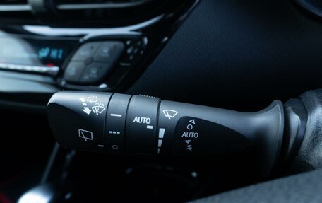 Toyota C-HR I рестайлинг, 2018 год, 2 000 000 рублей, 23 фотография