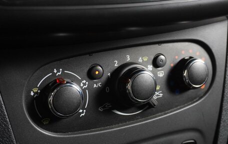 Renault Logan II, 2017 год, 849 000 рублей, 16 фотография