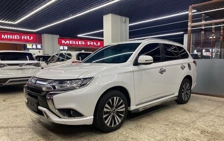 Mitsubishi Outlander III рестайлинг 3, 2022 год, 1 720 000 рублей, 1 фотография