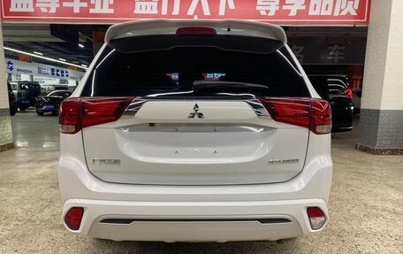 Mitsubishi Outlander III рестайлинг 3, 2022 год, 1 720 000 рублей, 5 фотография