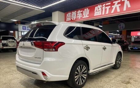 Mitsubishi Outlander III рестайлинг 3, 2022 год, 1 720 000 рублей, 4 фотография