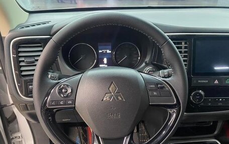 Mitsubishi Outlander III рестайлинг 3, 2022 год, 1 720 000 рублей, 9 фотография