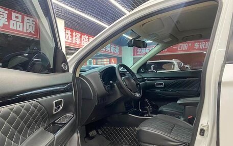 Mitsubishi Outlander III рестайлинг 3, 2022 год, 1 720 000 рублей, 8 фотография