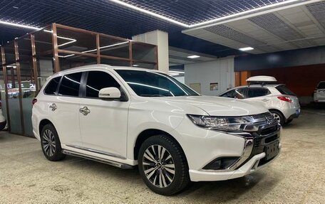 Mitsubishi Outlander III рестайлинг 3, 2022 год, 1 720 000 рублей, 3 фотография