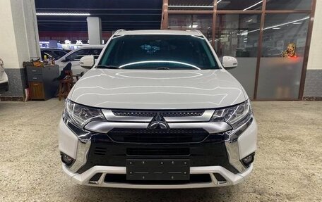 Mitsubishi Outlander III рестайлинг 3, 2022 год, 1 720 000 рублей, 2 фотография