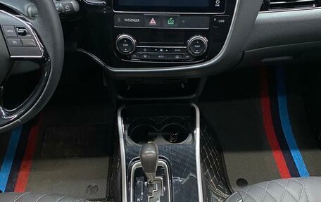 Mitsubishi Outlander III рестайлинг 3, 2022 год, 1 720 000 рублей, 11 фотография