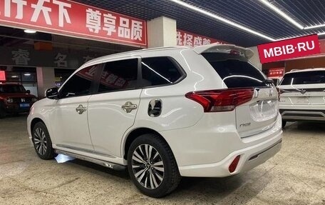 Mitsubishi Outlander III рестайлинг 3, 2022 год, 1 720 000 рублей, 7 фотография