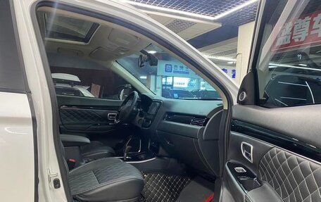 Mitsubishi Outlander III рестайлинг 3, 2022 год, 1 720 000 рублей, 13 фотография