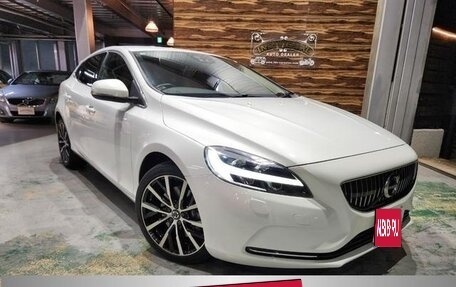Volvo V40 II рестайлинг, 2018 год, 1 095 000 рублей, 1 фотография