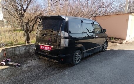 Toyota Voxy II, 2005 год, 850 000 рублей, 1 фотография