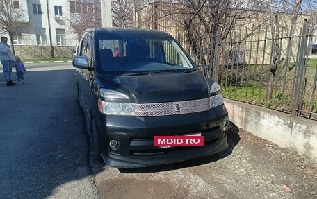 Toyota Voxy II, 2005 год, 850 000 рублей, 2 фотография