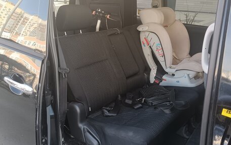 Toyota Voxy II, 2005 год, 850 000 рублей, 16 фотография