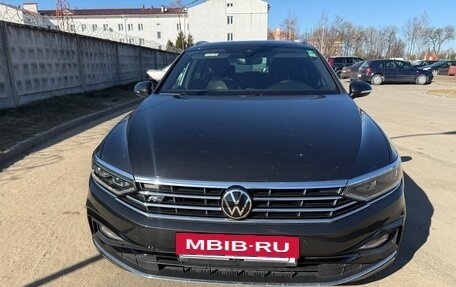 Volkswagen Passat B8 рестайлинг, 2021 год, 2 350 000 рублей, 2 фотография