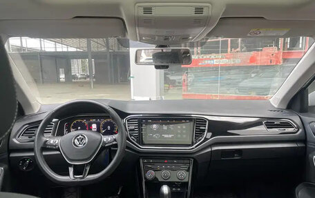 Volkswagen T-Roc I, 2023 год, 1 430 777 рублей, 7 фотография