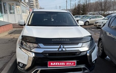Mitsubishi Outlander III рестайлинг 3, 2019 год, 3 000 000 рублей, 1 фотография