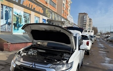 Mitsubishi Outlander III рестайлинг 3, 2019 год, 3 000 000 рублей, 4 фотография