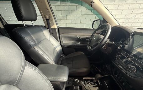 Mitsubishi Outlander III рестайлинг 3, 2019 год, 3 000 000 рублей, 10 фотография