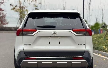 Toyota RAV4, 2025 год, 3 300 000 рублей, 5 фотография