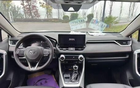 Toyota RAV4, 2025 год, 3 300 000 рублей, 6 фотография