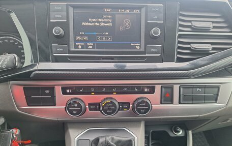 Volkswagen Caravelle T6 рестайлинг, 2021 год, 4 700 000 рублей, 17 фотография