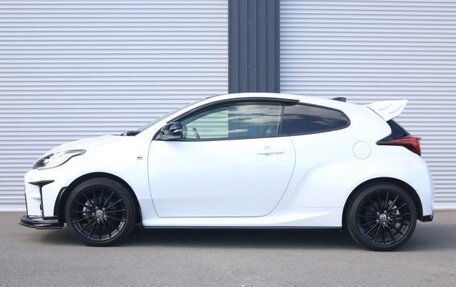 Toyota Yaris, 2022 год, 1 490 007 рублей, 3 фотография