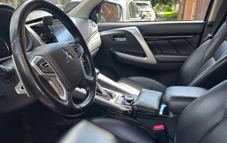 Mitsubishi Pajero Sport III рестайлинг, 2017 год, 2 600 000 рублей, 3 фотография