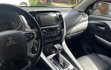 Mitsubishi Pajero Sport III рестайлинг, 2017 год, 2 600 000 рублей, 4 фотография