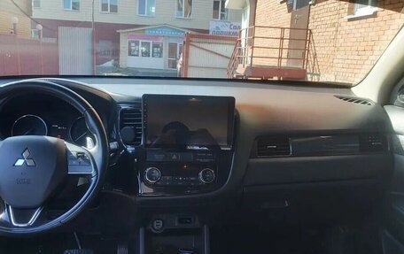 Mitsubishi Outlander III рестайлинг 3, 2016 год, 1 750 000 рублей, 10 фотография