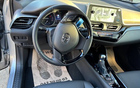 Toyota C-HR I рестайлинг, 2022 год, 3 000 000 рублей, 5 фотография