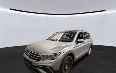 Volkswagen Tiguan II, 2022 год, 2 442 000 рублей, 1 фотография