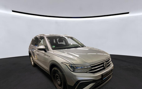 Volkswagen Tiguan II, 2022 год, 2 442 000 рублей, 2 фотография